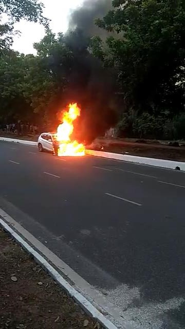 BMW कार में लगी भीषण आग |