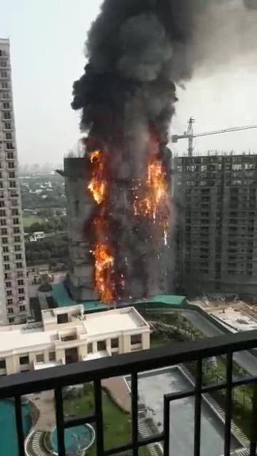 ATS की निर्माणधीन बिल्डिंग में अचानक लगी भयंकर आग |