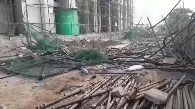 निर्माणाधीन इमारत की शटरिंग गिरने से 2 मजदूरों की मौत