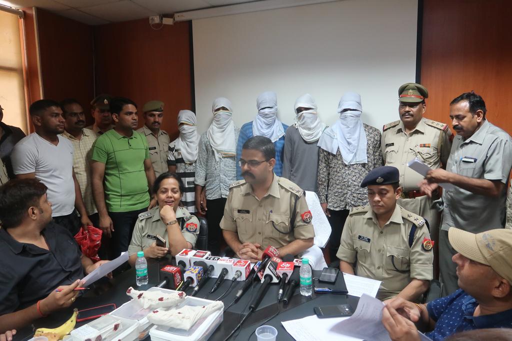पुलिस ने किया 11 लाख रुपये की लूट का खुलासा, 5 शातिर लुटेरे गिरफ्तार , मौके से लूट 6 लाख रुपये बरामद