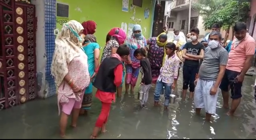गाजियाबाद में सोमवार को दिन निकलते ही झमाझम बारिश ने दी लोगों को चिलचिलाती गर्मी से राहत