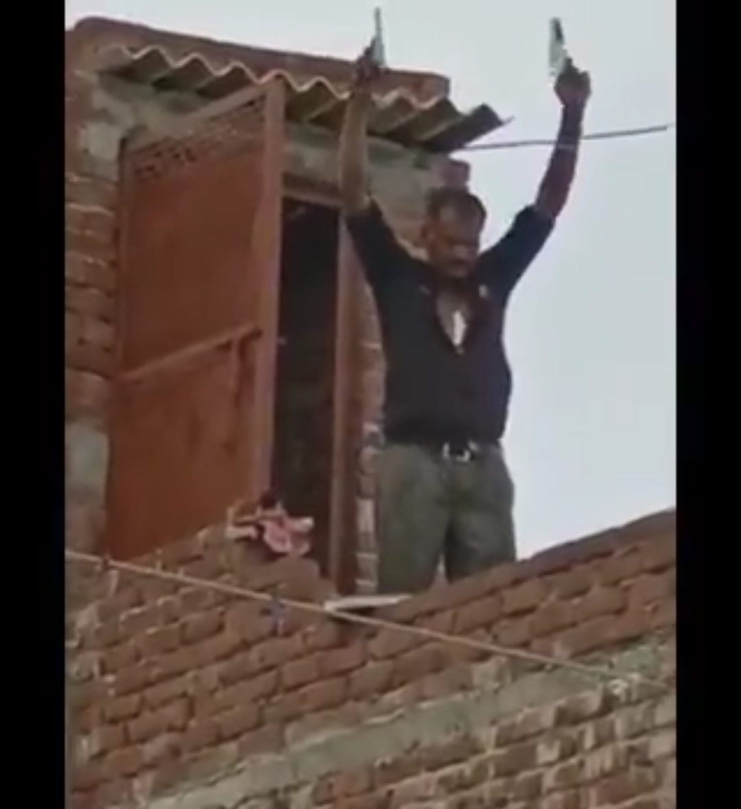 युवक ने छत से की ताबड़तोड़ फायरिंग, बैंक के गार्ड को लगी गोली, एसएसपी मौके पर