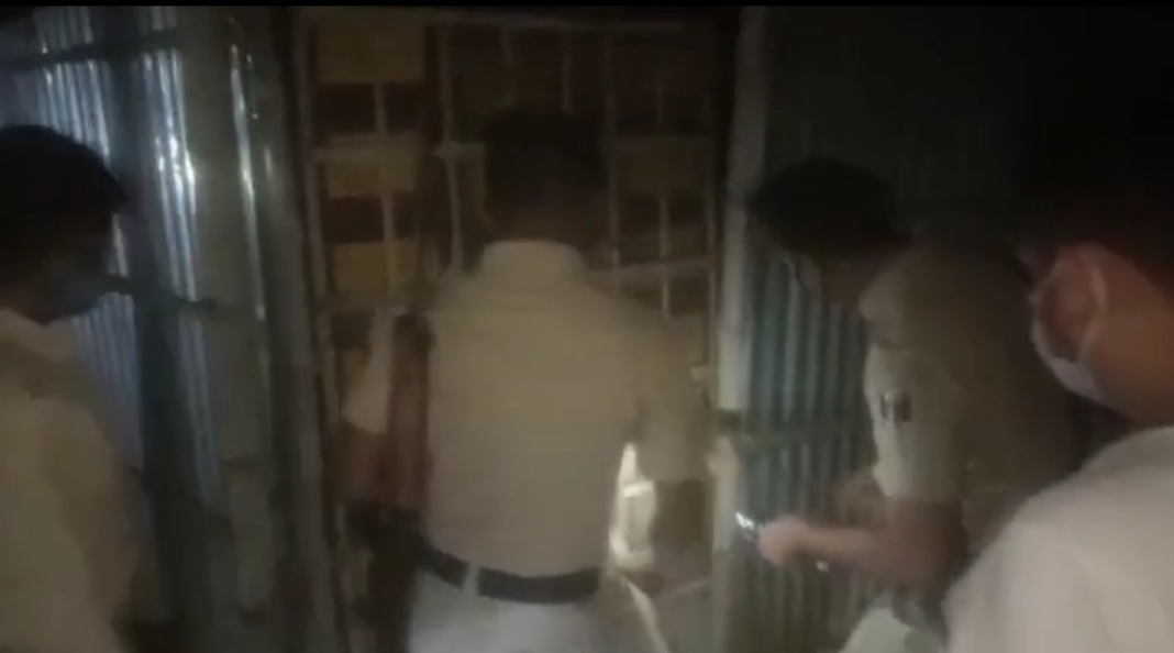 Exclusive:- हत्यारोपी के घर जमकर की गई तोड़फोड़,पुलिस के खिलाफ भी हुआ हंगामा