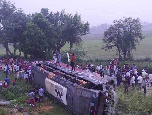 भीषण हादसा: एक्सप्रेस-वे पर बस और कार की भिड़ंत के बाद बीस फीट नीचे गिरे दोनों वाहन, छह की मौत, 40 घायल
