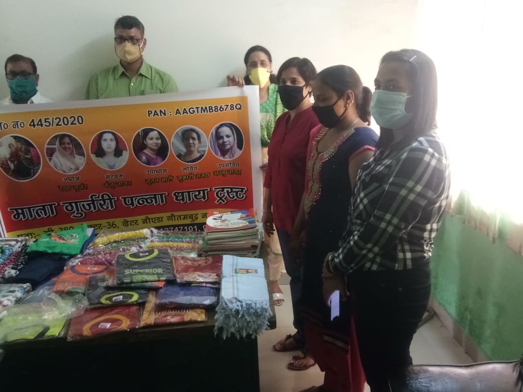माता गुर्जरी पन्नाधाय ट्रस्ट की महिलाओं के द्वारा गौतम बुध नगर जिला कारागार में जा कर सभी बच्चों और महिलाओं के लिए किताबें और कपड़े दिए