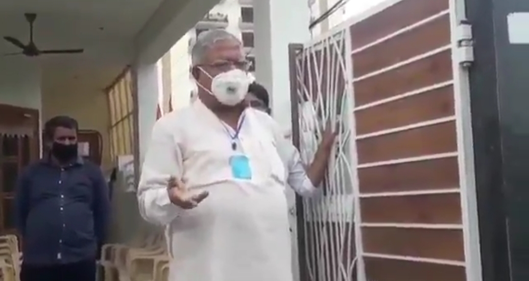 बीजेपी सांसद राजेंद्र अग्रवाल का घर के बाहर किसानों से तीखी बातचीत का वीडियो वायरल , सांसद ने कहा जो सही लगे कर लेना