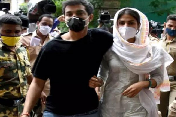 रिया सुप्रीम कोर्ट पहुंची, कहा- साबित हुए बिना ही मीडिया मुझे सुशांत की मौत का दोषी बता रही