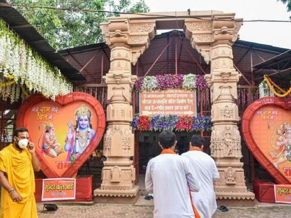 राम जन्मभूमि स्थल पहुंचीं यूपी की राज्यपाल आनंदीबेन पटेल