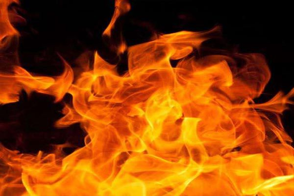 लखनऊ के चारबाग स्टेशन में लगी आग में 2 एटीएम जलकर राख