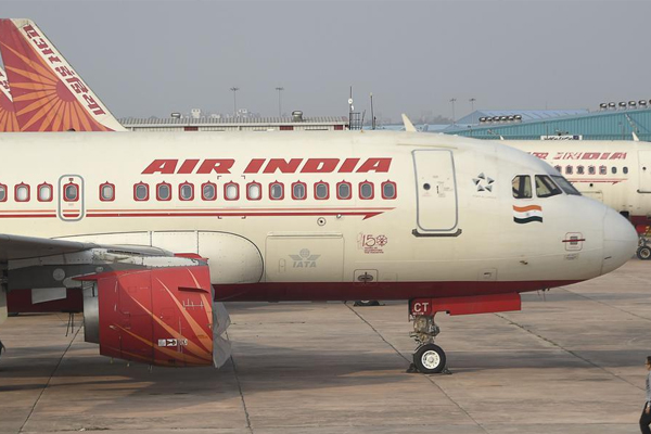 एयर इंडिया ने निकाला रातों-रात 50 पायलटों को