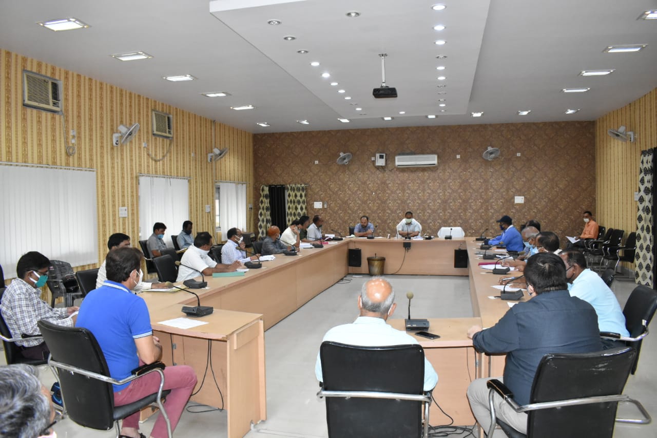 जिलाधिकारी रविन्द्र कुमार की अध्यक्षता में कलेक्ट्रेट सभागार में जिला खेल विकास एवं प्रोत्साहन समिति की बैठक