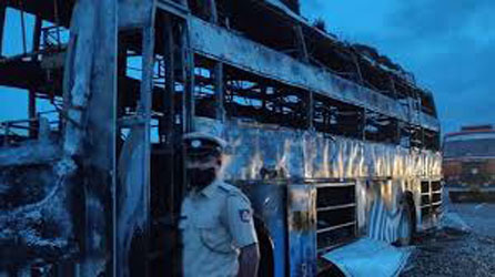 कर्नाटक मे बस में लगी आग में जिंदा जले परिवार के 5 लोग