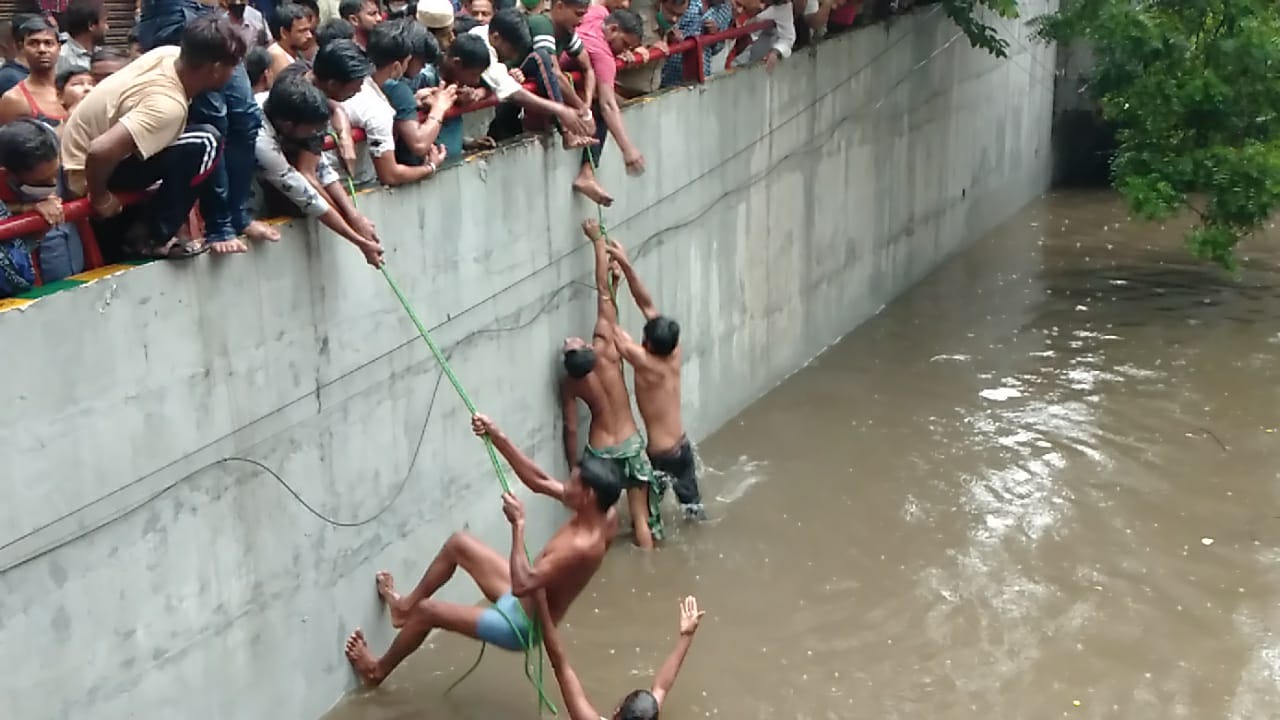 गौशाला अंडर पास बना मौत का अंडर पास , डूबने से एक की मौत एक को बचाया गया