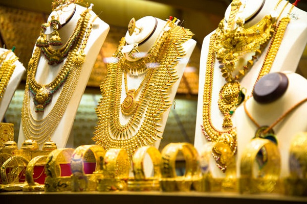 2000 डॉलर प्रति औंस के पार सोना , भारत में 54000 रुपये प्रति 10 ग्राम