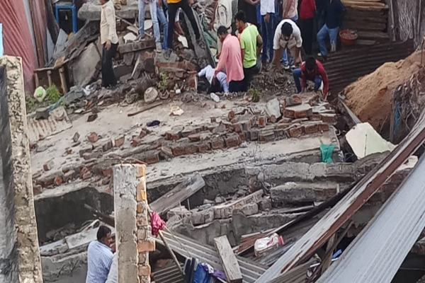 दो मंजिला मकान ढहा मध्य प्रदेश के देवास में, 9 लोगों को सुरक्षित निकाला गया