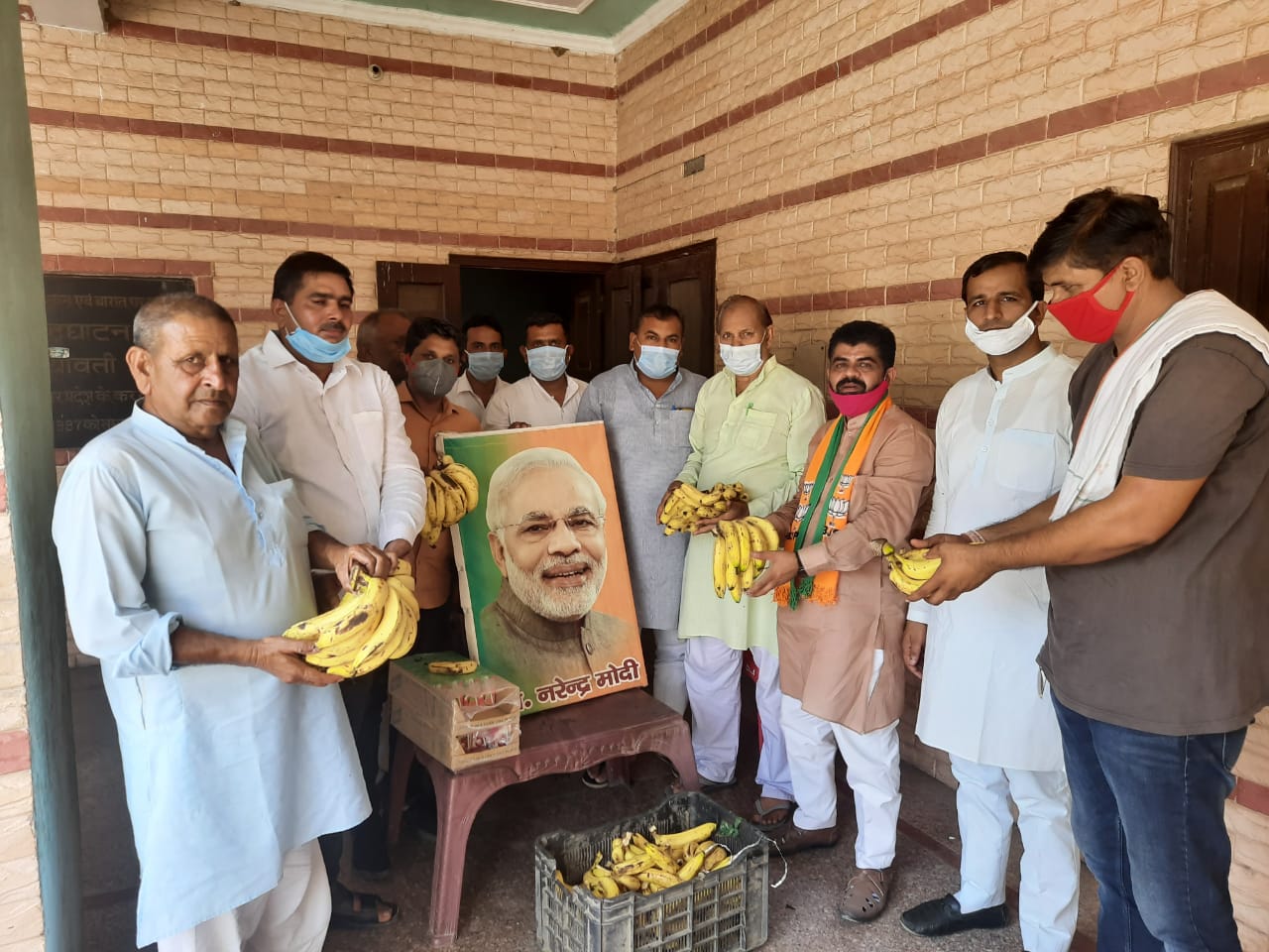 भाजपा के कार्यकर्ताओं ने मोदी जी के 70 वें जन्मदिन को पूर्व मुख्यमंत्री मायावती के पैतृक आवास के बरात घर में मनाया