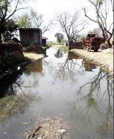 जलभराव समस्या का समाधान न होने पर ग्रामीणों ने दी आंदोलन की चेतावनी