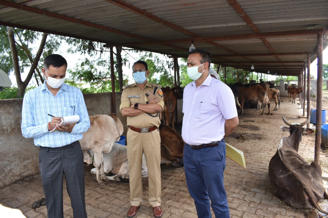 डीएम एसएसपी ने तहसील सिकन्द्राबाद परिसर में मतदान स्थल का किया निरीक्षण