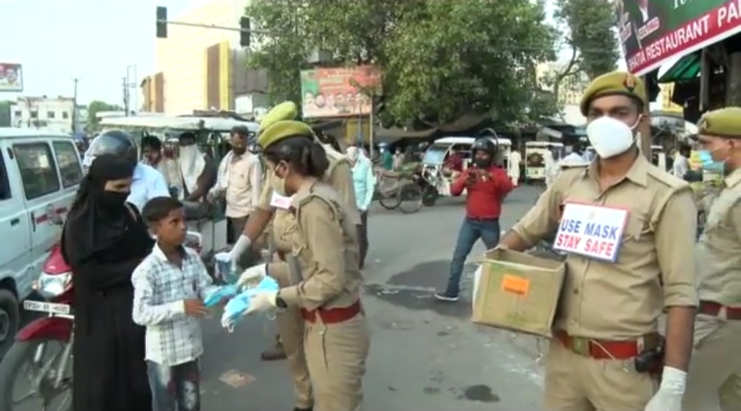 कानपुर पुलिस ने की अनूठी पहल, गरीब तबके के लोगो को बांटा मास्क