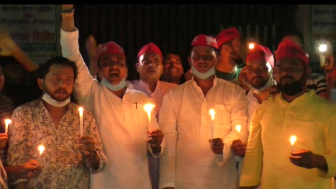 सपा मुखिया के आव्हान पर सपाइयों ने बेरोजगारी के खिलाफ कैंडल जला व्यक्त किया रोष