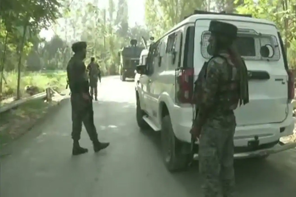 बडगाम में सीआरपीएफ जवान के आतंकियों ने गोली मार छीने हथियार