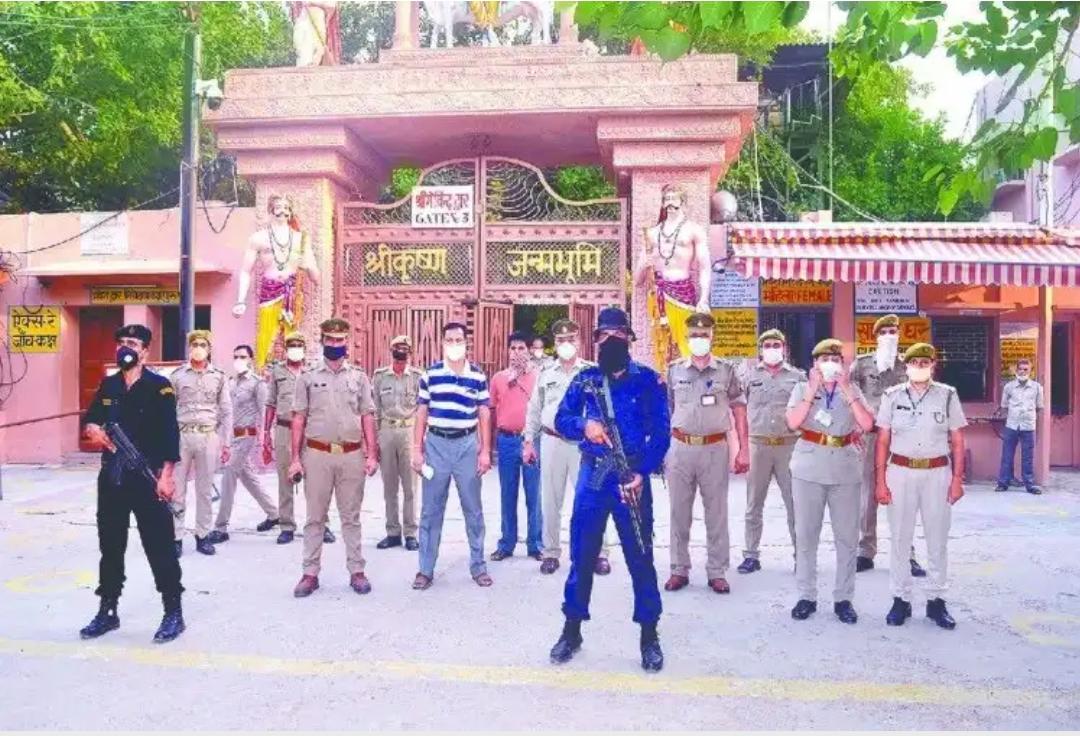 मथुरा में श्रीकृष्ण जन्मभूमि आंदोलन शुरू करने से पहले ही हिंदू आर्मी चीफ समेत 22 लोगों को रविवार रात गिरफ्तार कर लिया गया।