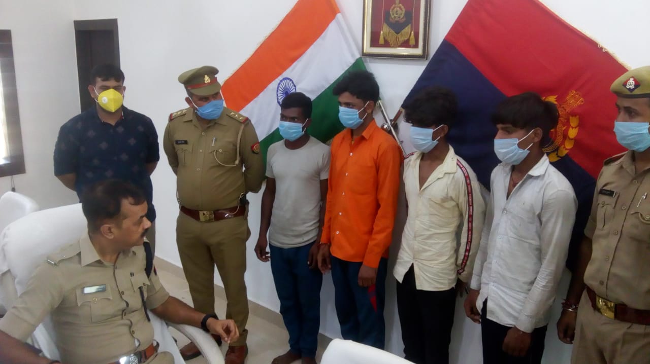 अन्तर्राज्यीय वाहन चोर गिरोह के 4 शातिर सदस्य गिरफ्तार, पुलिस द्वारा अभियुक्तों से अवैध अस्लाह /कारतूस बरामद, आरोपियों की निशानदेही से चोरी की 10 मोटर साईकिल बरामद।