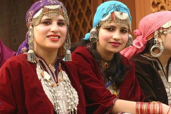 जम्मू-कश्मीर का अधिवास कानून  फायदेमंद है बाहरी से शादी करने वाली महिलाओं के लिए