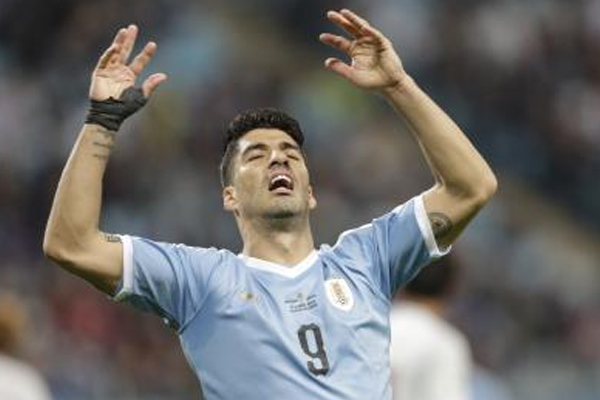 सुआरेज उरुग्वे को विश्व कप क्वालीफायर के लिए टीम में शामिल किया गया