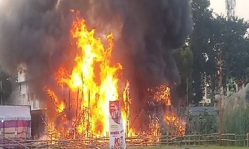कोलकाता : दुर्गा पूजा पंडाल में लगी आग, कोई हताहत नहीं