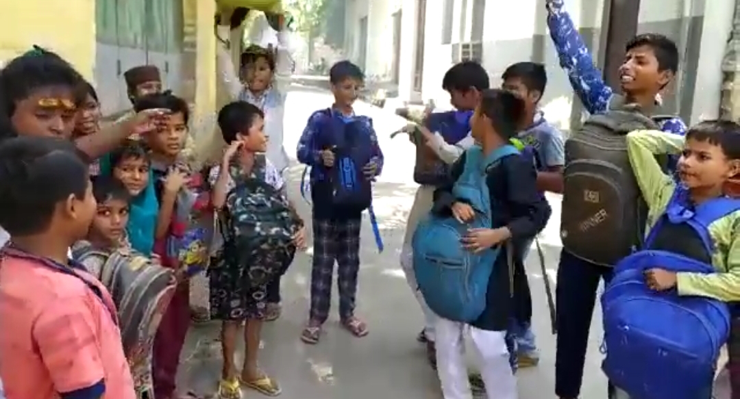 स्कूली बच्चो ने कॉपी-किताबे व बस्ता फूंककर स्कूल खुलने का किया विरोध