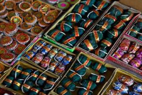 कोरोना युग: पटाखों के व्यापारियों के बीच निराशा, न तो मांग और न ही बिक्री की उम्मीद