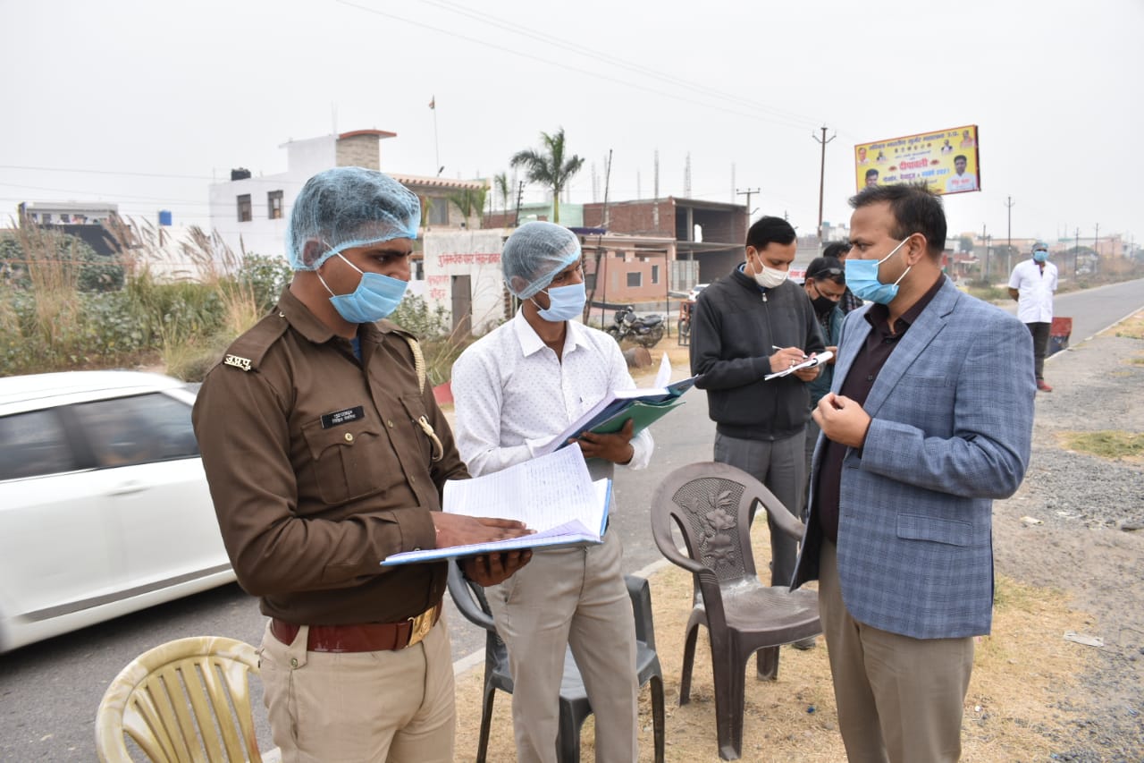 जनपद में कोरोना संक्रमण को फैलने से रोकने के लिये दिल्ली-गाजियाबाद-नोएडा सिकंदराबाद बॉर्डर पर बुलन्दशहर के निवासियों की स्वास्थ्य जांच