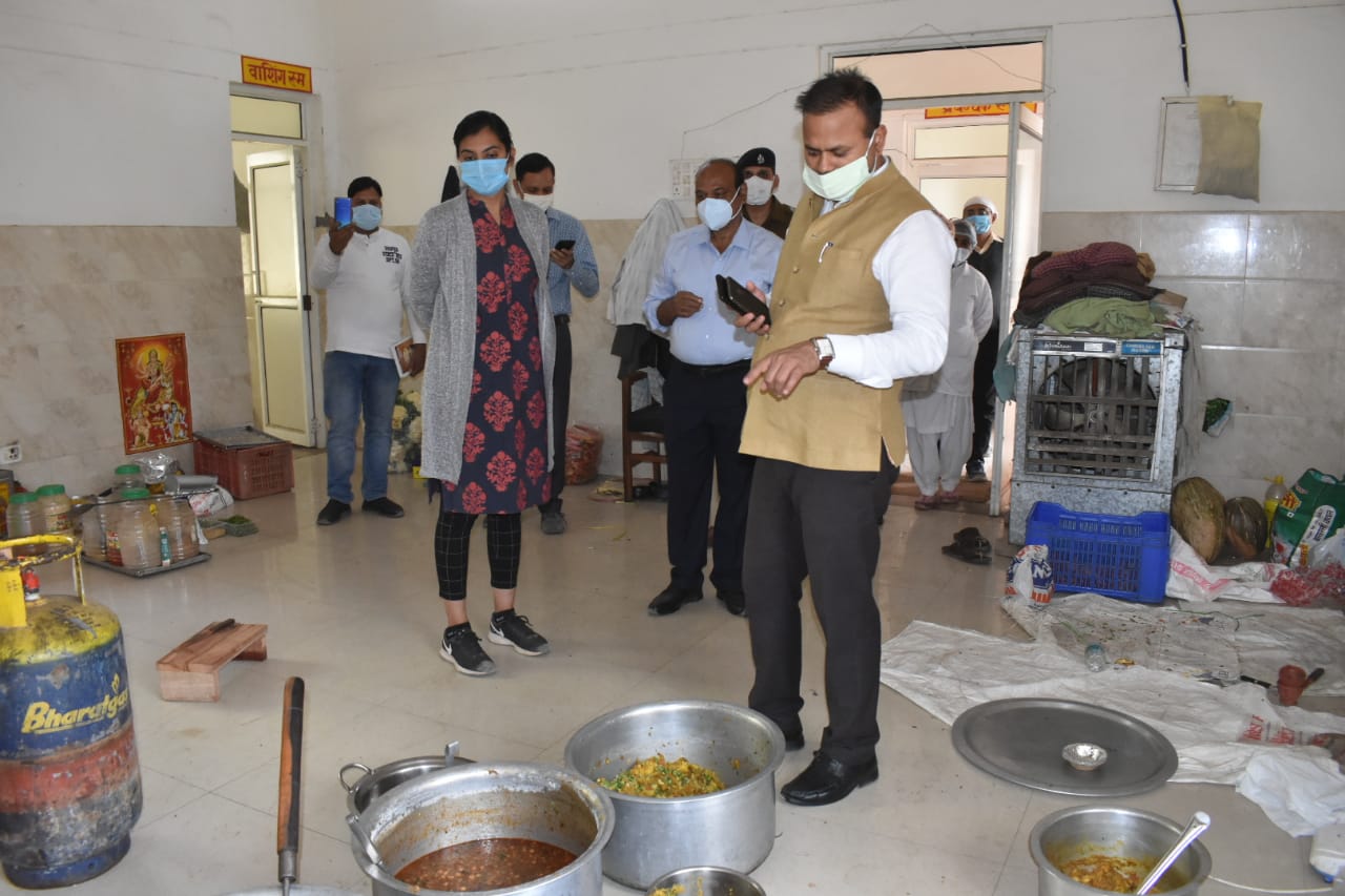 डीएम रविंद्र कुमार ने कोविड एल -2 अस्पताल का निरीक्षण, कोविड- मरीजों के लिए की गई व्यवस्थाओं का लिया जायजा