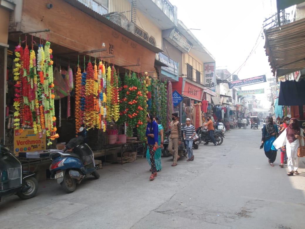 दिवाली: सजने लगे बाजार, खरीदारी शुरू, घरों को सजाने के लिए सजावटी सामान के साथ गिफ्ट आदि खरीद रहे लोग