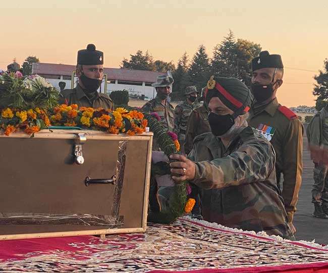 लैंसडौन लाया गया जम्मू-कश्मीर में शहीद हुए सूबेदार स्वतंत्र सिंह का पार्थिव शरीर, सेना के अफसरों और जवानों ने दी श्रद्धाजंलि