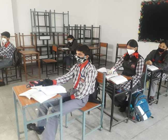 सात माह बाद आज से खुले उत्तराखंड में स्कूल, शुरू हुई 10वीं और 12वीं की कक्षाएं