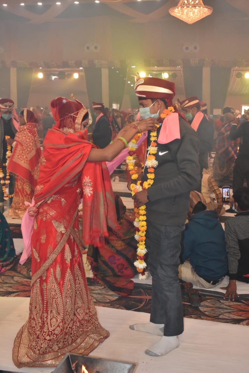 मुख्यमंत्री सामूहिक विवाह आयोजन में एक ही छत के नीचे हुए निकाह और विवाह