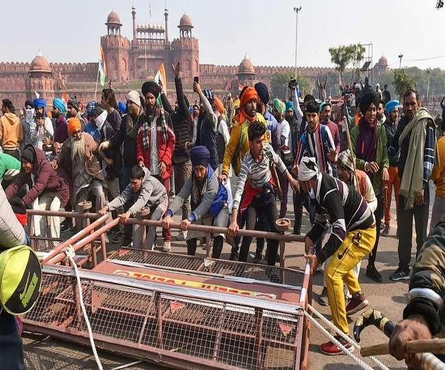 Tractor March in Delhi: देश शर्मसार; पुलिसकर्मियों पर हमला, लाल किले पर चढ़े उपद्रवियों ने की जमकर तोड़फोड़