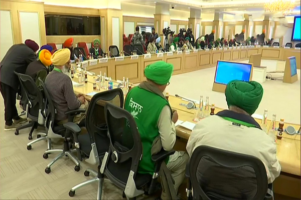 किसान नेताओं और केंद्र सरकार के बीच दिल्ली के विज्ञान भवन में 9वें दौर की बैठक शुरू