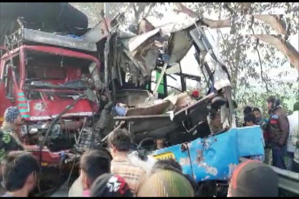 मुरादाबाद में कैंटर ट्रक और मिनी बस की भिड़ंत, 10 लोगों की मौत