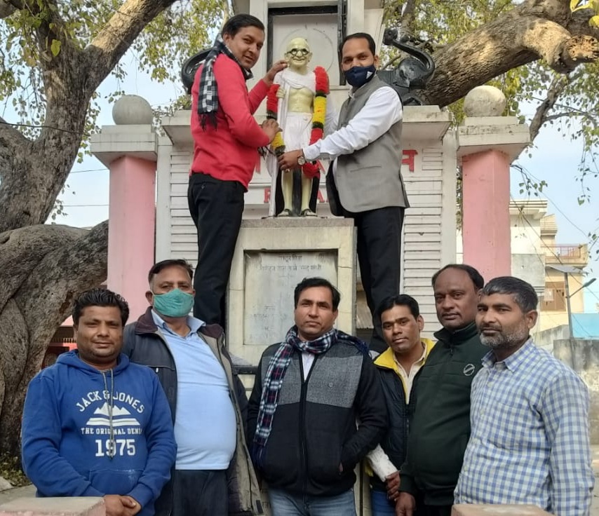 शहीदी दिवस पर सामाजिक संगठन महिला उन्नति संस्था भारत के सदस्यों ने गांधी जी की प्रतिमा पर माल्यार्पण कर भावपूर्ण श्रृद्धांजलि अर्पित की