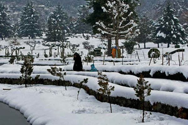 जोरों पर है कश्मीर में शीतलहर, एक और बर्फबारी की संभावना