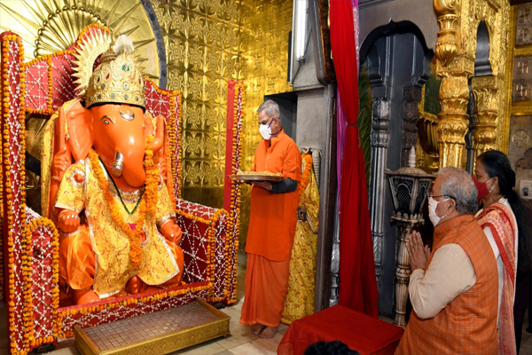 गणेश मंदिर में राज्यपाल ने मोतीडूंगरी दर्शन किए