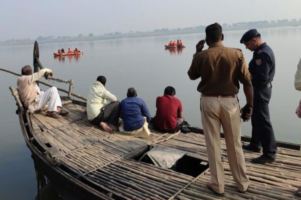 गंगा में पलटी विंध्याचल में यात्रियों से भरी नाव, 18 लोग बचाए गए