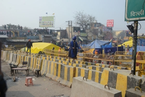 एक जगह जमा किया गया सिंघु सीमा पर प्रदर्शनकारियों को, प्रमुख मार्ग अवरुद्ध