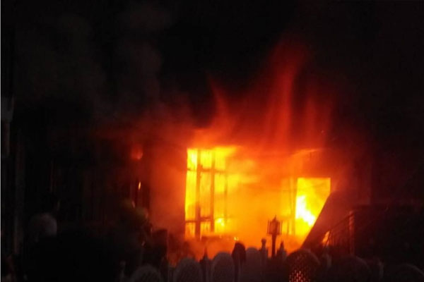 बिहार : एक ही परिवार के 3 की मौत घर में लगी आग