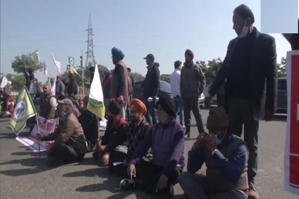 दिल्ली में 10 मेट्रो स्टेशन बंद, किसानों का प्रदर्शन जारी, पुलिस अपात स्थिति से निपटने के लिए तैयार