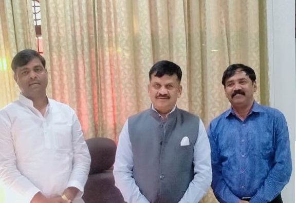 गाजियाबद पेरेंट्स एसोसिएशन की टीम ने कानपुर में देहात के जिलाधिकारी दिनेश चंद्र जी से मुलाकात कर  कानपुर के अभिभाव को की समस्याओ से कराया अवगत