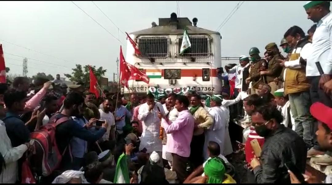 किसान संगठनों के आवाहन पर किसानों ने रोकी ट्रेन किया प्रदर्शन